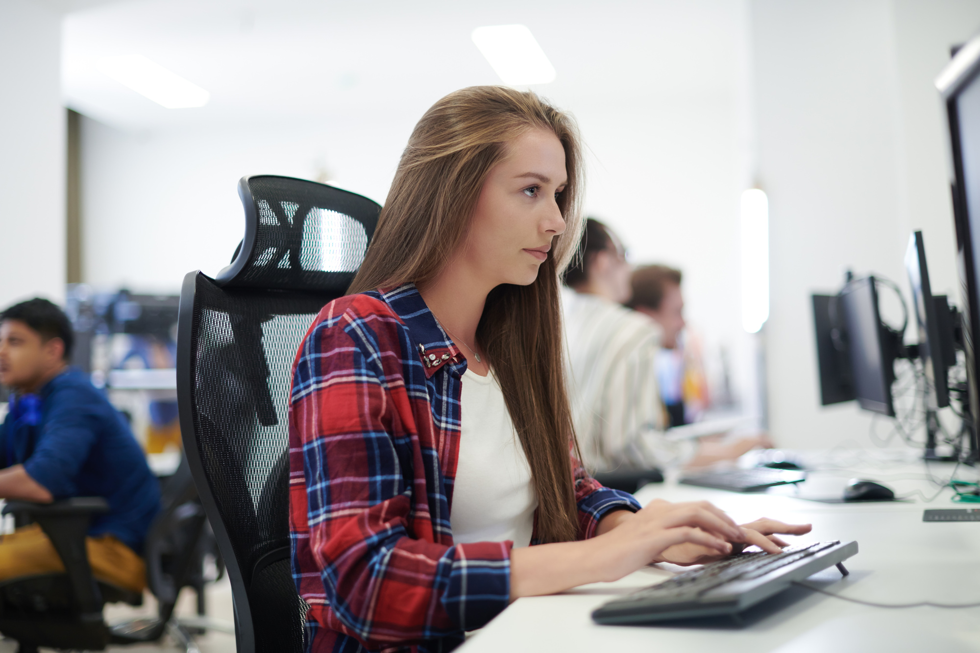 casual business woman working on desktop computer